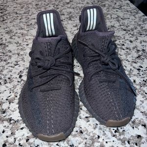 EUC Yeezy’s Men’s size 6 1/2